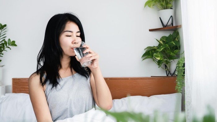 ilustrasi-manfaat-minum-air-putih-setelah-bangun-tidur_169.jpeg 